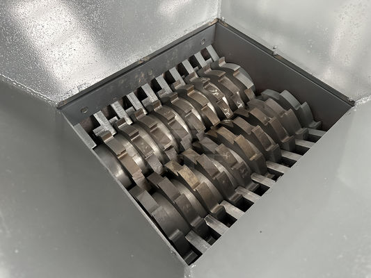 50kW Double Shaft Shredder for Wooden Pallets and Scrap Metal/Plastic Conveyor System